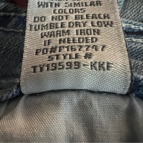 Almost Famous Distressed Blue Ankle Cropped Jeans Size 5 EUC - Picture 8 of 8